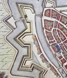 <p>Uitsnede van de kaart van Johan Bleau uit 1649. Zichtbaar is dat het centrale deel van Den Dijk rond de Vispoortenbrug voor een groot deel bebouwd is. Het deel ten oosten van de Spinhuisbredehoek is rond het midden van de zeventiende eeuw dan nog onbebouwd. [1649, Johan Bleau, Toonneel der Steden van de Vereenighde Nederlanden, Met hare Beschrijvingen, Swolla, p. 338]</p>

